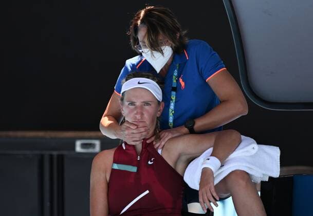 Mandatory Credit: Photo by James Gourley Shutterstock (12765097ay) Victoria Azarenka gets treatment on her neck Australian Open, Day Seven, Tennis, Melbourne Park, Melbourne, Australia - 23 Jan 2022 Australian Open, Day Seven, Tennis, Melbourne Park, Melbourne, Australia - 23 Jan 2022 Copyright: xJamesxGourley Shutterstockx 12765097ay