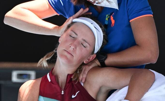 Mandatory Credit: Photo by James Gourley Shutterstock (12765097be) Victoria Azarenka gets treatment on her neck Australian Open, Day Seven, Tennis, Melbourne Park, Melbourne, Australia - 23 Jan 2022 Australian Open, Day Seven, Tennis, Melbourne Park, Melbourne, Australia - 23 Jan 2022 Copyright: xJamesxGourley Shutterstockx 12765097be