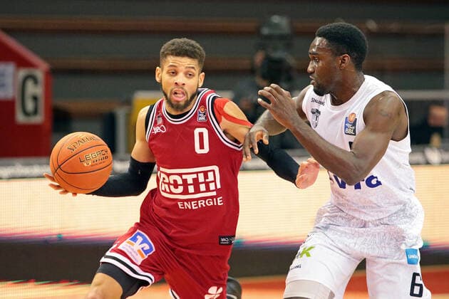 22.01.2022, xovx, Basketball 1. Bundesliga, easy Credit BBL, JobStairs Gießen 46ers - Hamburg Towers v.l. Kendale McCullum (Gießen 46ers), Osaro Jürgen Rich (Hamburg Towers) Gießen Sporthalle Ost Hessen Deutschland (DE)