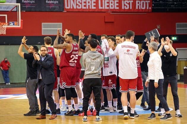 22.01.2022, xovx, Basketball 1. Bundesliga, easy Credit BBL, JobStairs Gießen 46ers - Hamburg Towers Spieler und Betreuer der Gießen 46ers bejubeln den 100:73 Sieg gegen die Hamburg Towers. Gießen Sporthalle Ost Hessen Deutschland (DE)