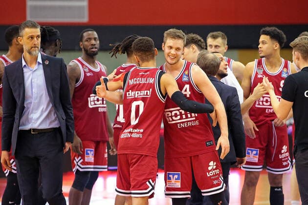 22.01.2022, xovx, Basketball 1. Bundesliga, easy Credit BBL, JobStairs Gießen 46ers - Hamburg Towers Spieler und Betreuer der Gießen 46ers bejubeln den 100:73 Sieg gegen die Hamburg Towers. Mitte Kendale McCullum (Gießen 46ers), Bjarne Kraushaar (Gießen 46ers) Gießen Sporthalle Ost Hessen Deutschland (DE)