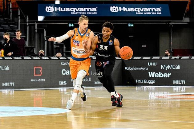 GER, BBL, ratiopharm Ulm vs Niners Chemnitz 22.01.2022, ratiopharm arena, Neu-Ulm, GER, BBL, ratiopharm Ulm vs Niners Chemnitz, im Bild Thomas Klepeisz (Ulm, 22), Eric Washington (Chemnitz, 33)