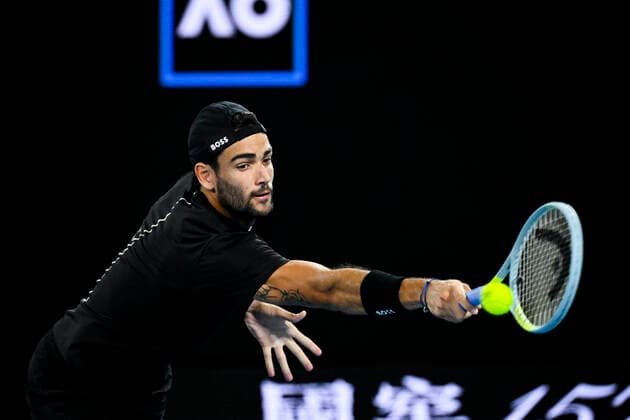 TENNIS AUSTRALIAN OPEN, Matteo Berrettini of Italy plays a shot during his 4th round match against Pablo Carreno Busta of Spain on Day 7 of the Australian Open at Melbourne Park in Melbourne, Sunday, January 23, 2022. ( NO ARCHIVING, EDITORIAL USE ONLY, NO USE IN BOOKS WITHOUT CONSENT MELBOURNE VIC AUSTRALIA  Copyright: xDEANxLEWINSx 20220123001616173847