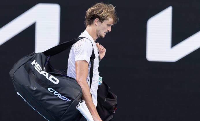 Sport Bilder des Tages (220123) -- MELBOURNE, Jan. 23, 2022 -- Alexander Zverev of Germany leaves the court after the men s singles 4th round match against Denis Shapovalov of Canada at Australian Open 2022, in Melbourne, Australia, on Jan. 23, 2022. (Photo by Xinhua) (SP)AUSTRALIA-MELBOURNE-TENNIS-AUSTRALIAN OPEN-MEN S SINGLES-4TH ROUND HuxJingchen 