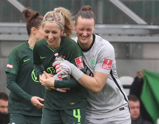 Freude bei Almuth Schult (VfL Wolfsburg), Kathrin Julia Hendrich (VfL Wolfsburg)