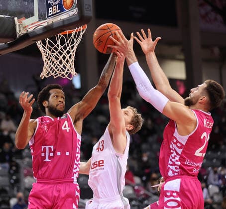Bonn, Deutschland 23.01.2022, Basketball Bundesliga, 18. Spieltag, BBL, Telekom Baskets Bonn vs Brose Bamberg, Justin Gorham (Bonn), Christian Sengfelder (Bamberg), Leon Kratzer (Bonn)