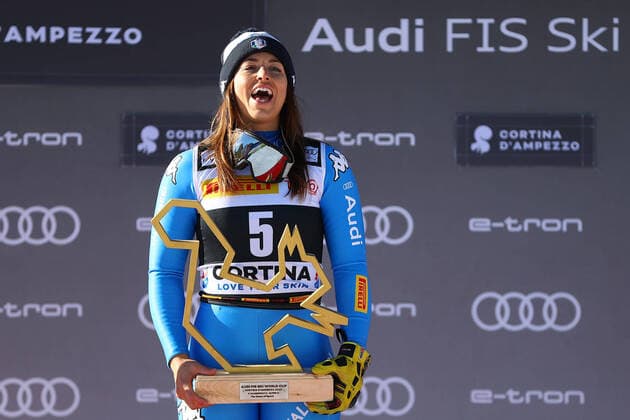 Bilder des Jahres 2022, Sport 01 Januar Sport Themen der Woche KW03 January 23, 2022, Cortina d Ampezzo, Italy: Winner Elena Curtoni of Italy celebrates on the podium after the Women s SuperG race at the FIS Alpine Skiing World Cup in Cortina d Ampezzo, Italy, 23 January 2022. ANSA ANDREA SOLERO Cortina d Ampezzo Italy - ZUMAa110 20220123_zaf_a110_028 Copyright: xAndreaxSolerox
