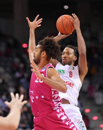 Bonn, Deutschland 23.01.2022, Basketball Bundesliga, 18. Spieltag, BBL, Telekom Baskets Bonn vs Brose Bamberg, Jeremy Morgan (Bonn), Akil Mitchell (Bamberg)