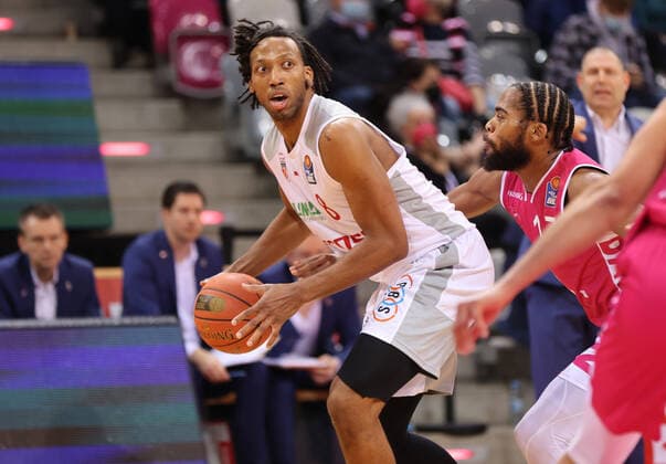 Bonn, Deutschland 23.01.2022, Basketball Bundesliga, 18. Spieltag, BBL, Telekom Baskets Bonn vs Brose Bamberg, Akil Mitchell (Bamberg), Javontae Hawkins (Bonn)