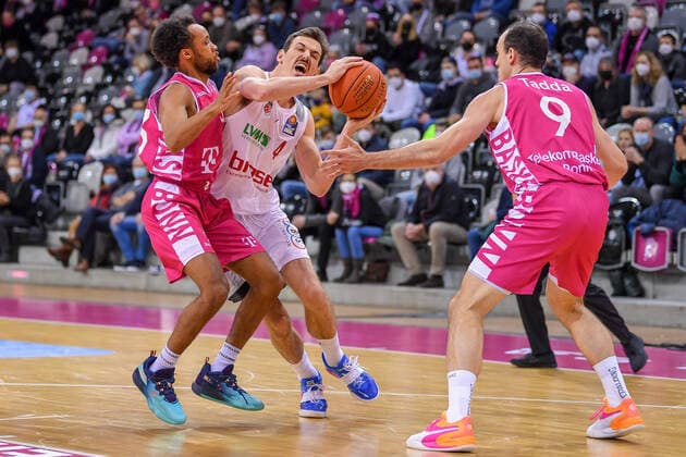 easyCredit BBL, Telekom Baskets Bonn vs. Brose Bamberg, 23.01.2022 Omar Prewitt (Brose Bamberg, 4), Parker Jackson-Cartwright (Telekom Baskets Bonn, 33), Karsten Tadda (Telekom Baskets Bonn, 9), easyCredit BBL, Telekom Baskets Bonn vs. Brose Bamberg am 23.01.2022 im Telekom Dome Bonn, Bonn (Nordrhein-Westfalen) Copyright: xBEAUTIFULxSPORTS Mueller-Laschetx