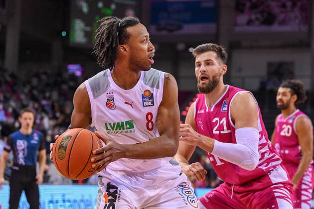 easyCredit BBL, Telekom Baskets Bonn vs. Brose Bamberg, 23.01.2022 Akil Mitchell (Brose Bamberg, 8), Leon Kratzer (Telekom Baskets Bonn, 21), easyCredit BBL, Telekom Baskets Bonn vs. Brose Bamberg am 23.01.2022 im Telekom Dome Bonn, Bonn (Nordrhein-Westfalen) Copyright: xBEAUTIFULxSPORTS Mueller-Laschetx