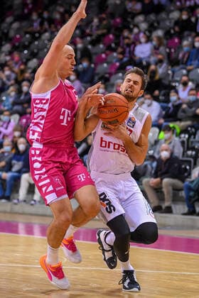 easyCredit BBL, Telekom Baskets Bonn vs. Brose Bamberg, 23.01.2022 Tomas Kyzlink (Brose Bamberg, 77), Karsten Tadda (Telekom Baskets Bonn, 9), easyCredit BBL, Telekom Baskets Bonn vs. Brose Bamberg am 23.01.2022 im Telekom Dome Bonn, Bonn (Nordrhein-Westfalen) Copyright: xBEAUTIFULxSPORTS Mueller-Laschetx