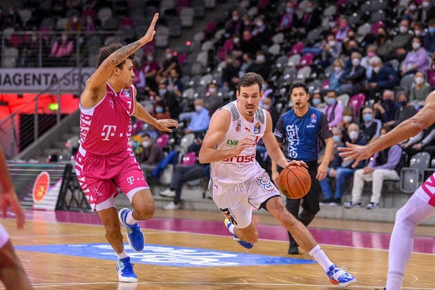 easyCredit BBL, Telekom Baskets Bonn vs. Brose Bamberg, 23.01.2022 Omar Prewitt (Brose Bamberg, 4), Tyson Ward (Telekom Baskets Bonn, 3), easyCredit BBL, Telekom Baskets Bonn vs. Brose Bamberg am 23.01.2022 im Telekom Dome Bonn, Bonn (Nordrhein-Westfalen) Copyright: xBEAUTIFULxSPORTS Mueller-Laschetx