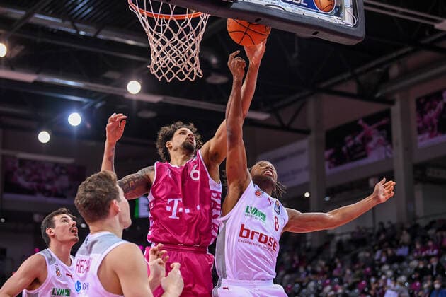 easyCredit BBL, Telekom Baskets Bonn vs. Brose Bamberg, 23.01.2022 Akil Mitchell (Brose Bamberg, 8), Michael Kessens (Telekom Baskets Bonn, 6), easyCredit BBL, Telekom Baskets Bonn vs. Brose Bamberg am 23.01.2022 im Telekom Dome Bonn, Bonn (Nordrhein-Westfalen) Copyright: xBEAUTIFULxSPORTS Mueller-Laschetx