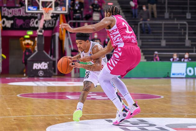 easyCredit BBL, Telekom Baskets Bonn vs. Brose Bamberg, 23.01.2022 Justin Robinson (Brose Bamberg, 12), Javontae Hawkins (Telekom Baskets Bonn, 13), easyCredit BBL, Telekom Baskets Bonn vs. Brose Bamberg am 23.01.2022 im Telekom Dome Bonn, Bonn (Nordrhein-Westfalen) Copyright: xBEAUTIFULxSPORTS Mueller-Laschetx