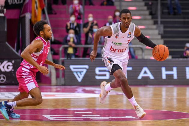 easyCredit BBL, Telekom Baskets Bonn vs. Brose Bamberg, 23.01.2022 Shannon Scott (Brose Bamberg, 7), Parker Jackson-Cartwright (Telekom Baskets Bonn, 33), easyCredit BBL, Telekom Baskets Bonn vs. Brose Bamberg am 23.01.2022 im Telekom Dome Bonn, Bonn (Nordrhein-Westfalen) Copyright: xBEAUTIFULxSPORTS Mueller-Laschetx