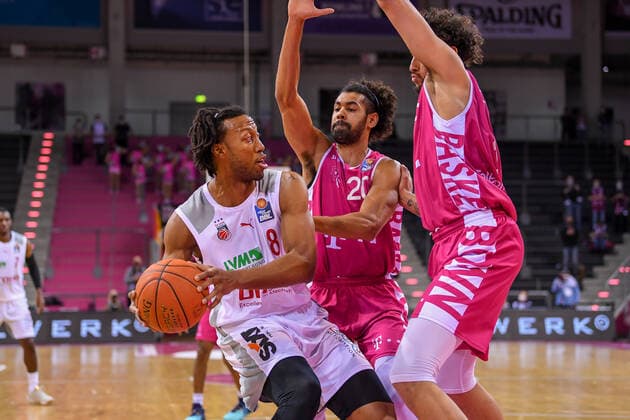 easyCredit BBL, Telekom Baskets Bonn vs. Brose Bamberg, 23.01.2022 Akil Mitchell (Brose Bamberg, 8), Jeremy Morgan (Telekom Baskets Bonn, 20), Michael Kessens (Telekom Baskets Bonn, 6), easyCredit BBL, Telekom Baskets Bonn vs. Brose Bamberg am 23.01.2022 im Telekom Dome Bonn, Bonn (Nordrhein-Westfalen) Copyright: xBEAUTIFULxSPORTS Mueller-Laschetx