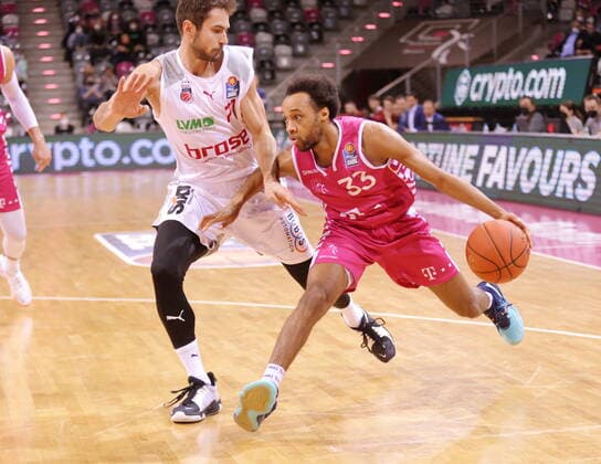 Parker Jackson-Cartwright Telekom Baskets Bonn vs. Tomas Kyzlink Brose Bamberg easyCredit BBL 1. Bundesliga , Saison 2021 2022 , Hauptrunde 18. Spieltag