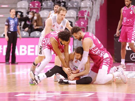 Jeremy Morgan, Leon Kratzer Telekom Baskets Bonn vs. Tomas Kyzlink Brose Bamberg , am Boden easyCredit BBL 1. Bundesliga , Saison 2021 2022 , Hauptrunde 18. Spieltag