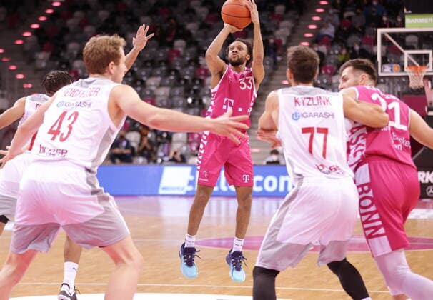 Parker Jackson-Cartwright Telekom Baskets Bonn vs. Brose Bamberg , am Boden easyCredit BBL 1. Bundesliga , Saison 2021 2022 , Hauptrunde 18. Spieltag