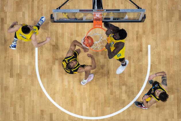 Basketball Berlin 23.01.2022 Saison 2021 2022 1. Bundesliga easyCredit BBL Alba Berlin - MHP Riesen Ludwigsburg Christ Koumadje (Alba Berlin, No.21) Tremmell Darden (Ludwigsburg, No.21)