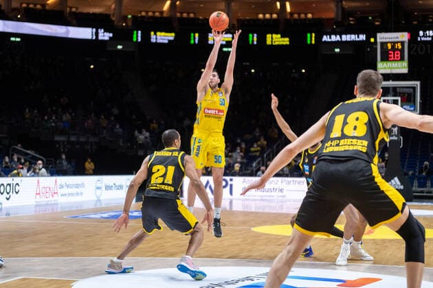 Basketball Berlin 23.01.2022 Saison 2021 2022 1. Bundesliga easyCredit BBL Alba Berlin - MHP Riesen Ludwigsburg Javel Zoosman (Alba Berlin, No.50) Tremmell Darden (Ludwigsburg, No.21)