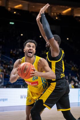 Basketball Berlin 23.01.2022 Saison 2021 2022 1. Bundesliga easyCredit BBL Alba Berlin - MHP Riesen Ludwigsburg Johannes Thiemann (Alba Berlin, No.32) Yorman Polas Bartolo (Ludwigsburg, No.13)