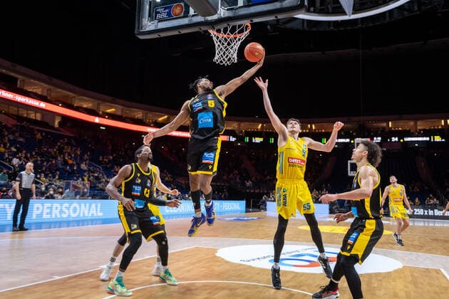 Basketball Berlin 23.01.2022 Saison 2021 2022 1. Bundesliga easyCredit BBL Alba Berlin - MHP Riesen Ludwigsburg Justin Simon (Ludwigsburg, No.05) Ben Lammers (Alba Berlin, No.55)