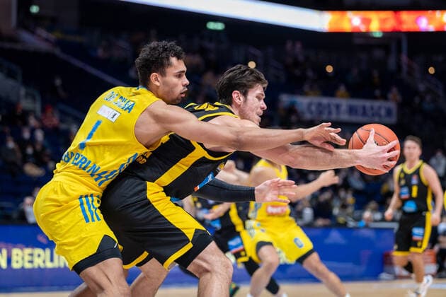 Basketball Berlin 23.01.2022 Saison 2021 2022 1. Bundesliga easyCredit BBL Alba Berlin - MHP Riesen Ludwigsburg Ethan Happ (Ludwigsburg, No.24) Oscar Da Silva (Alba Berlin, No.01)