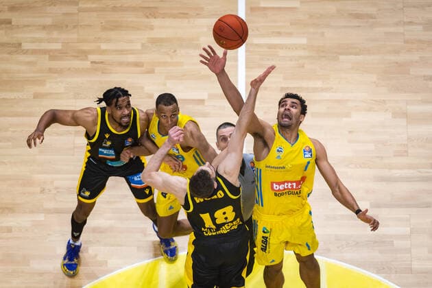Basketball Berlin 23.01.2022 Saison 2021 2022 1. Bundesliga easyCredit BBL Alba Berlin - MHP Riesen Ludwigsburg Oscar Da Silva (Alba Berlin, No.01) Jonas Wohlfarth-Bottermann (Ludwigsburg, No.18)
