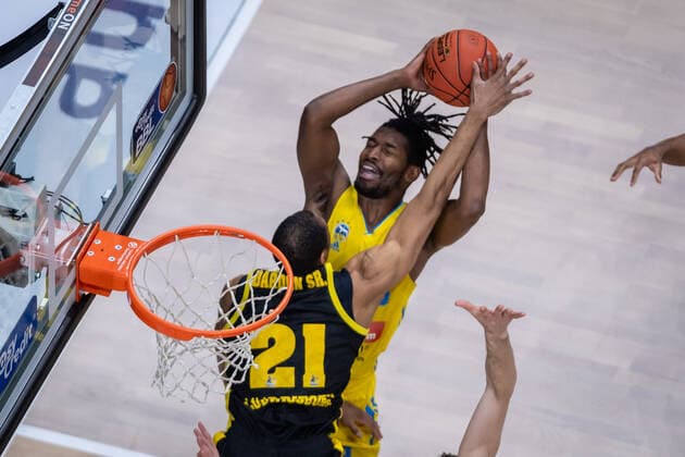 Basketball Berlin 23.01.2022 Saison 2021 2022 1. Bundesliga easyCredit BBL Alba Berlin - MHP Riesen Ludwigsburg Jaleen Smith (Alba Berlin, No.03) Tremmell Darden (Ludwigsburg, No.21)