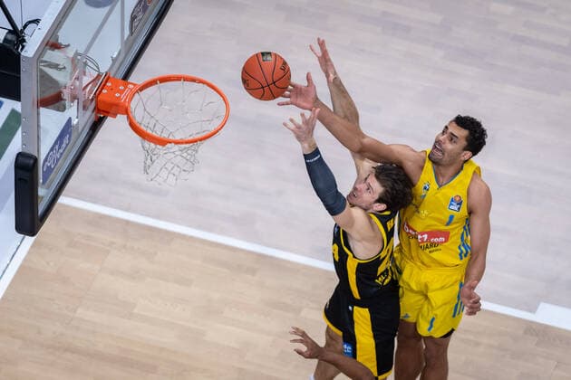 Basketball Berlin 23.01.2022 Saison 2021 2022 1. Bundesliga easyCredit BBL Alba Berlin - MHP Riesen Ludwigsburg Oscar Da Silva (Alba Berlin, No.01) Ethan Happ (Ludwigsburg, No.24)
