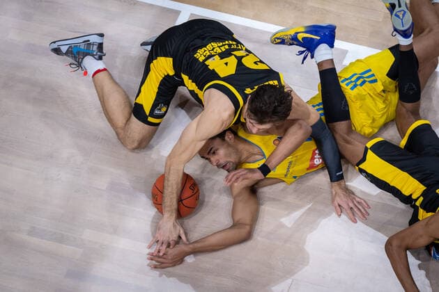 Basketball Berlin 23.01.2022 Saison 2021 2022 1. Bundesliga easyCredit BBL Alba Berlin - MHP Riesen Ludwigsburg Oscar Da Silva (Alba Berlin, No.01) Ethan Happ (Ludwigsburg, No.24)