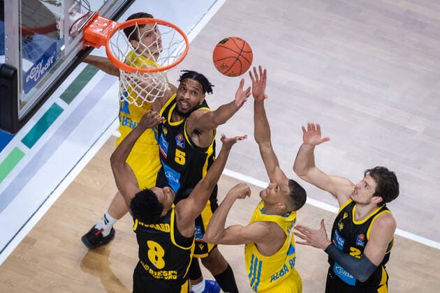 Basketball Berlin 23.01.2022 Saison 2021 2022 1. Bundesliga easyCredit BBL Alba Berlin - MHP Riesen Ludwigsburg Louis Olinde (Alba Berlin, No.19) Justin Simon (Ludwigsburg, No.05) Ethan Happ (Ludwigsburg, No.24) James Woodard (Ludwigsburg, No.08)