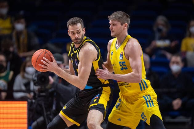 Basketball Berlin 23.01.2022 Saison 2021 2022 1. Bundesliga easyCredit BBL Alba Berlin - MHP Riesen Ludwigsburg Jonas Wohlfarth-Bottermann (Ludwigsburg, No.18) Ben Lammers (Alba Berlin, No.55)