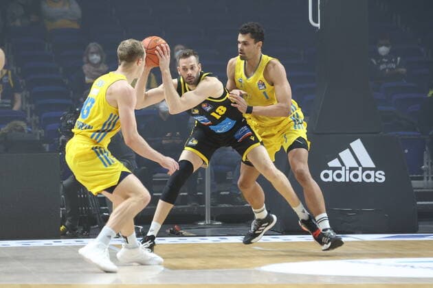 DEU, easyCredit BBL, ALBA vs. Ludwigsburg, 23.01.2022, Mercedes-Benz-Arena, Berlin, DEU, easyCredit BBL, ALBA vs. Ludwigsburg, im Bild Luke Sikma (ALBA Berlin 43), Oscar da Silva (ALBA Berlin 1), Jonas Wohlfarth-Bottermann (Ludwigsburg 18)