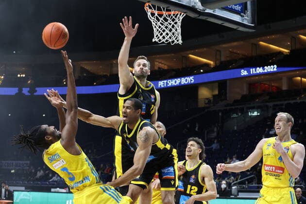 DEU, easyCredit BBL, ALBA vs. Ludwigsburg, 23.01.2022, Mercedes-Benz-Arena, Berlin, DEU, easyCredit BBL, ALBA vs. Ludwigsburg, im Bild Jaleen Smith (ALBA Berlin 3), Luke Sikma (ALBA Berlin 43), Jonas Wohlfarth-Bottermann (Ludwigsburg 18), Trommel Darden (Ludwigsburg 21), Jonah Radrbaugh (Ludwigsburg 12)