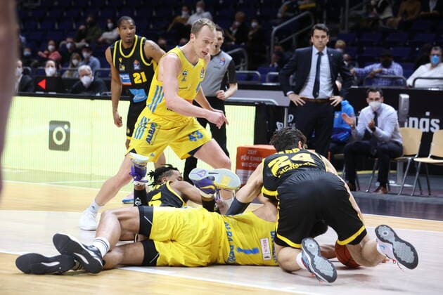 DEU, easyCredit BBL, ALBA vs. Ludwigsburg, 23.01.2022, Mercedes-Benz-Arena, Berlin, DEU, easyCredit BBL, ALBA vs. Ludwigsburg, im Bild Luke Sikma (ALBA Berlin 43), Oscar da Silva (ALBA Berlin 1), Justin Simon (Ludwigsburg 5), Ethan Happ (Ludwigsburg 24), Trommel Darden (Ludwigsburg 21)