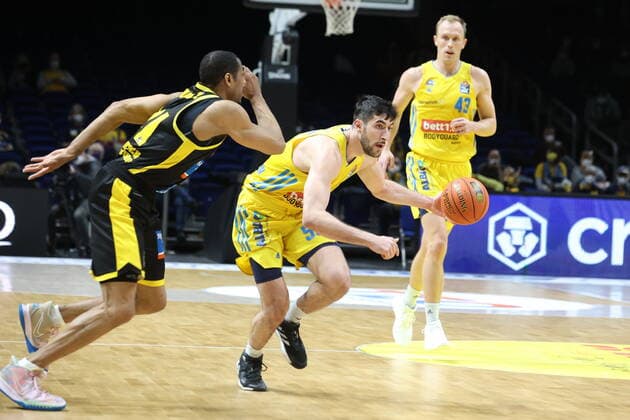 DEU, easyCredit BBL, ALBA vs. Ludwigsburg, 23.01.2022, Mercedes-Benz-Arena, Berlin, DEU, easyCredit BBL, ALBA vs. Ludwigsburg, im Bild Yovel Zoosman (ALBA Berlin 50), Luke Sikma (ALBA Berlin 43), Trommel Darden (Ludwigsburg 21)