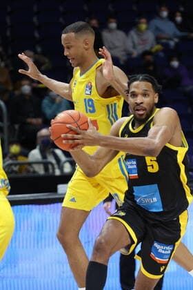 DEU, easyCredit BBL, ALBA vs. Ludwigsburg, 23.01.2022, Mercedes-Benz-Arena, Berlin, DEU, easyCredit BBL, ALBA vs. Ludwigsburg, im Bild Louis Olinde (ALBA Berlin 19), Justin Simon (Ludwigsburg 5)