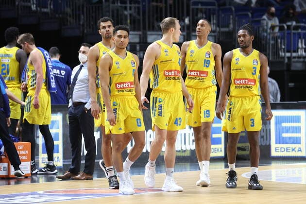 DEU, easyCredit BBL, ALBA vs. Ludwigsburg, 23.01.2022, Mercedes-Benz-Arena, Berlin, DEU, easyCredit BBL, ALBA vs. Ludwigsburg, im Bild ALBA-Spielerkreis Oscar da Silva (ALBA Berlin 1), Maodo Lo (ALBA Berlin 0), Luke Sikma (ALBA Berlin 43), Louis Olinde (ALBA Berlin 19), Jaleen Smith (ALBA Berlin 3)