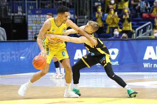 DEU, easyCredit BBL, ALBA vs. Ludwigsburg, 23.01.2022, Mercedes-Benz-Arena, Berlin, DEU, easyCredit BBL, ALBA vs. Ludwigsburg, im Bild Maodo Lo (ALBA Berlin 0), Johannes Patrick (Ludwigsburg 6)