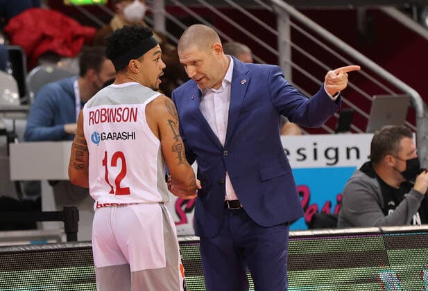 Bonn, Deutschland 23.01.2022, Basketball Bundesliga, 18. Spieltag, BBL, Telekom Baskets Bonn vs Brose Bamberg, Justin Robinson (Bamberg), Head Coach Oren Amiel (Bamberg)