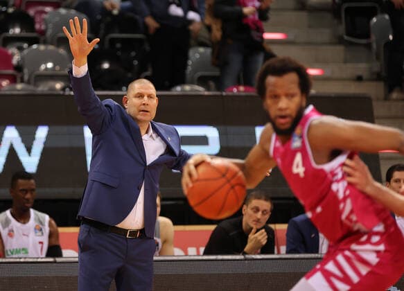 Bonn, Deutschland 23.01.2022, Basketball Bundesliga, 18. Spieltag, BBL, Telekom Baskets Bonn vs Brose Bamberg, Head Coach Oren Amiel (Bamberg)