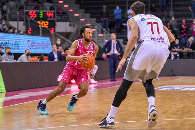 easyCredit BBL, Telekom Baskets Bonn vs. Brose Bamberg, 23.01.2022 Parker Jackson-Cartwright (Telekom Baskets Bonn, 33), Tomas Kyzlink (Brose Bamberg, 77), easyCredit BBL, Telekom Baskets Bonn vs. Brose Bamberg am 23.01.2022 im Telekom Dome Bonn, Bonn (Nordrhein-Westfalen) Copyright: xBEAUTIFULxSPORTS Mueller-Laschetx