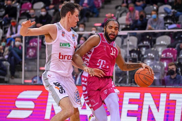 easyCredit BBL, Telekom Baskets Bonn vs. Brose Bamberg, 23.01.2022 Javontae Hawkins (Telekom Baskets Bonn, 13), Omar Prewitt (Brose Bamberg, 4), easyCredit BBL, Telekom Baskets Bonn vs. Brose Bamberg am 23.01.2022 im Telekom Dome Bonn, Bonn (Nordrhein-Westfalen) Copyright: xBEAUTIFULxSPORTS Mueller-Laschetx