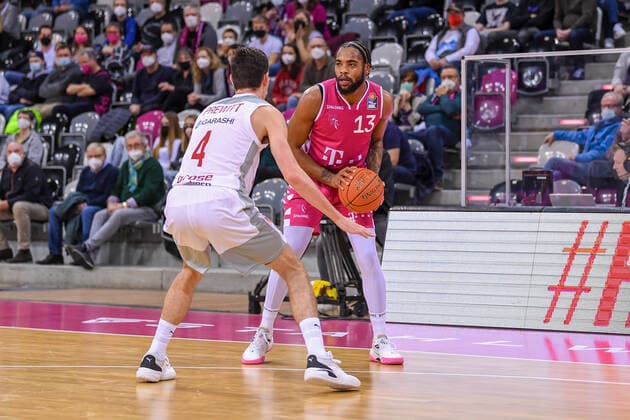 easyCredit BBL, Telekom Baskets Bonn vs. Brose Bamberg, 23.01.2022 Javontae Hawkins (Telekom Baskets Bonn, 13), Omar Prewitt (Brose Bamberg, 4), easyCredit BBL, Telekom Baskets Bonn vs. Brose Bamberg am 23.01.2022 im Telekom Dome Bonn, Bonn (Nordrhein-Westfalen) Copyright: xBEAUTIFULxSPORTS Mueller-Laschetx