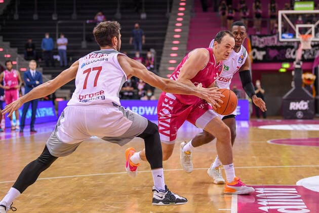 easyCredit BBL, Telekom Baskets Bonn vs. Brose Bamberg, 23.01.2022 Karsten Tadda (Telekom Baskets Bonn, 9), Tomas Kyzlink (Brose Bamberg, 77), easyCredit BBL, Telekom Baskets Bonn vs. Brose Bamberg am 23.01.2022 im Telekom Dome Bonn, Bonn (Nordrhein-Westfalen) Copyright: xBEAUTIFULxSPORTS Mueller-Laschetx