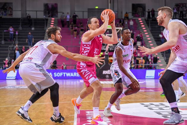 easyCredit BBL, Telekom Baskets Bonn vs. Brose Bamberg, 23.01.2022 Karsten Tadda (Telekom Baskets Bonn, 9), Tomas Kyzlink (Brose Bamberg, 77), Shannon Scott (Brose Bamberg, 7), easyCredit BBL, Telekom Baskets Bonn vs. Brose Bamberg am 23.01.2022 im Telekom Dome Bonn, Bonn (Nordrhein-Westfalen) Copyright: xBEAUTIFULxSPORTS Mueller-Laschetx