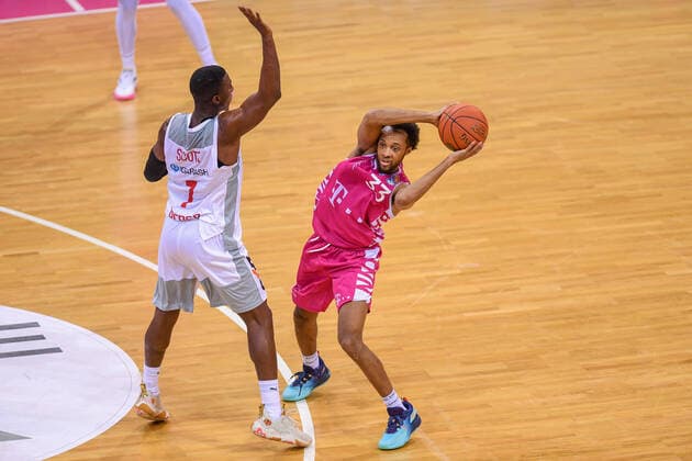 easyCredit BBL, Telekom Baskets Bonn vs. Brose Bamberg, 23.01.2022 Parker Jackson-Cartwright (Telekom Baskets Bonn, 33), Shannon Scott (Brose Bamberg, 7), easyCredit BBL, Telekom Baskets Bonn vs. Brose Bamberg am 23.01.2022 im Telekom Dome Bonn, Bonn (Nordrhein-Westfalen) Copyright: xBEAUTIFULxSPORTS Mueller-Laschetx